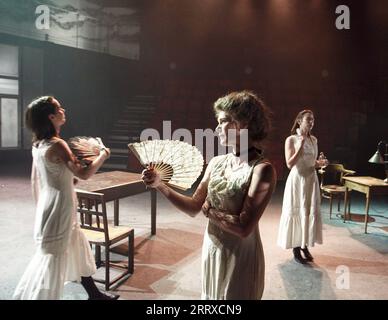 de gauche à droite : Kate O'Flynn (Anastasia Romanov), Clare Holman (Alix Romanov), Caroline Martin (Tatiana Romanov) dans LA MAISON DE Heidi Thomas au Minerva Theatre, Chichester Festival Theatre, West Sussex, Angleterre 30/06/2009 décor : William Dudley costumes : Jenny Beavan éclairage : Howard Harrison réalisateur : Howard Davies Banque D'Images