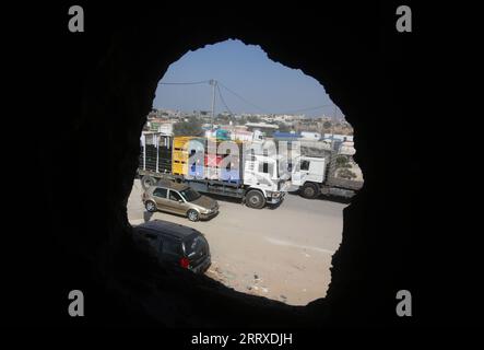 230905 -- GAZA, le 5 septembre 2023 -- des camions sont vus au poste frontalier de Kerem Shalom dans la ville de Rafah, dans le sud de la bande de Gaza, le 5 septembre 2023. Les autorités israéliennes ont déclaré lundi qu’elles suspendraient l’exportation de marchandises de la bande de Gaza, à partir de mardi, jusqu’à nouvel ordre, selon des sources palestiniennes. Photo de /Xinhua MIDEAST-GAZA-RAFAH-MARCHANDISES-EXPORT-SUSPENSION KhaledxOmar PUBLICATIONxNOTxINxCHN Banque D'Images