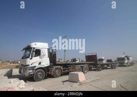 230905 -- GAZA, le 5 septembre 2023 -- des camions sont vus au poste frontalier de Kerem Shalom dans la ville de Rafah, dans le sud de la bande de Gaza, le 5 septembre 2023. Les autorités israéliennes ont déclaré lundi qu’elles suspendraient l’exportation de marchandises de la bande de Gaza, à partir de mardi, jusqu’à nouvel ordre, selon des sources palestiniennes. Photo de /Xinhua MIDEAST-GAZA-RAFAH-MARCHANDISES-EXPORT-SUSPENSION KhaledxOmar PUBLICATIONxNOTxINxCHN Banque D'Images