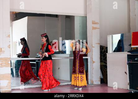 230906 -- TAXKORGAN, le 6 septembre 2023 -- les membres d'un ensemble local de chant et de danse se préparent avant une représentation au centre de service à la clientèle de la zone touristique de Pamir dans le comté autonome tadjik de Taxkorgan, région autonome ouïgour du Xinjiang, au nord-ouest de la Chine, le 4 septembre 2023. Taxkorgan, un comté frontalier qui ne compte pas plus de 50 000 habitants, est réputé pour ses attractions touristiques, et il a reçu plus de 900 000 touristes au cours des huit premiers mois de l'année. CHINA-XINJIANG-TAXKORGAN-TOURIST SERVICE CN LANXHONGGUANG PUBLICATIONXNOTXINXCHN Banque D'Images