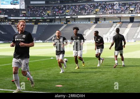 Milton Keynes, Royaume-Uni. 9 septembre 2023.Milton Keynes dons joueurs réchauffent UO avant le match Sky Bet League 2 entre MK dons et Notts County au Stadium MK, Milton Keynes le samedi 9 septembre 2023. (Photo : John Cripps | MI News) crédit : MI News & Sport / Alamy Live News Banque D'Images