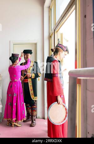 230906 -- TAXKORGAN, le 6 septembre 2023 -- les membres d'un ensemble local de chant et de danse se préparent avant une représentation au centre de service à la clientèle de la zone touristique de Pamir dans le comté autonome tadjik de Taxkorgan, région autonome ouïgour du Xinjiang, au nord-ouest de la Chine, le 4 septembre 2023. Taxkorgan, un comté frontalier qui ne compte pas plus de 50 000 habitants, est réputé pour ses attractions touristiques, et il a reçu plus de 900 000 touristes au cours des huit premiers mois de l'année. CHINA-XINJIANG-TAXKORGAN-TOURIST SERVICE CN LANXHONGGUANG PUBLICATIONXNOTXINXCHN Banque D'Images