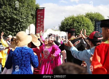 230906 -- TAXKORGAN, le 6 septembre 2023 -- des membres d'un ensemble de chant et de danse local dansent avec des touristes devant le centre de service à la clientèle de la zone touristique de Pamir dans le comté autonome tadjik de Taxkorgan, région autonome ouïgour du Xinjiang, au nord-ouest de la Chine, le 4 septembre 2023. Taxkorgan, un comté frontalier qui ne compte pas plus de 50 000 habitants, est réputé pour ses attractions touristiques, et il a reçu plus de 900 000 touristes au cours des huit premiers mois de l'année. CHINE-XINJIANG-TAXKORGAN-SERVICE TOURISTIQUE CN CHENGXTINGTING PUBLICATIONXNOTXINXCHN Banque D'Images