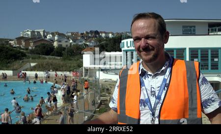 Capture d'écran tirée de la vidéo de PA du directeur de Saltdean Lido Community Interest Company (CIC), Deryck Chester, prenant la parole lors des événements de natation pour chiens « Dogtember » au Saltdean Lido à Brighton. Date de la photo : Samedi 9 septembre 2023. Banque D'Images