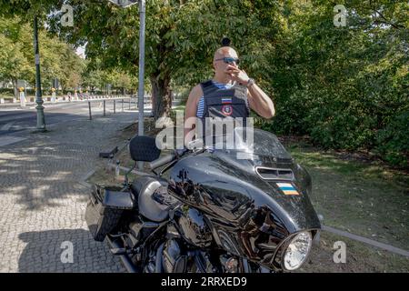 Berlin, Allemagne. 09 septembre 2023. Debout à côté de sa moto, le regard d'un homme est fixé sur la manifestation pro-russe. Son gilet portait le drapeau russe et l'emblème controversé de Wagner. (Photo de Michael Kuenne/PRESSCOV/Sipa USA) crédit : SIPA USA/Alamy Live News Banque D'Images