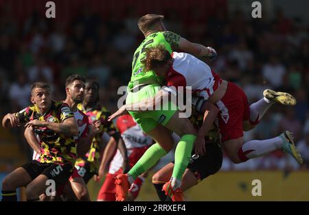 Le gardien de but de Carlisle United, Jokull Andresson (au centre à gauche), affronte son coéquipier Paul Huntington et Carl Piergianni de Stevenage (à droite) lors du match de Sky Bet League One au Lamex Stadium, Stevenage. Date de la photo : Samedi 9 septembre 2023. Banque D'Images