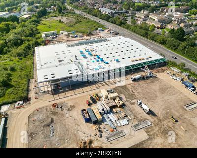Pontyclun, pays de Galles - 7 septembre 2023 : vue drone d'un nouveau supermarché en construction pour Sainsburys dans le sud du pays de Galles. Banque D'Images