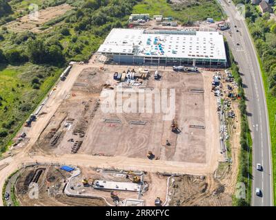 Pontyclun, pays de Galles - 7 septembre 2023 : vue drone d'un nouveau supermarché en construction pour Sainsburys dans le sud du pays de Galles. Banque D'Images