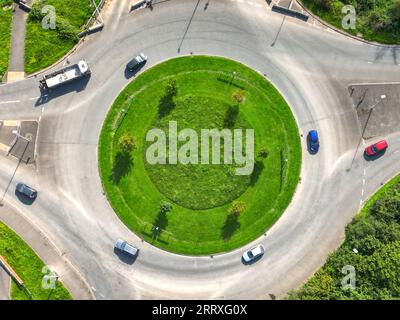 Pontyclun, pays de Galles - 7 septembre 2023 : vue aérienne drone de la circulation autour d'un rond-point dans le sud du pays de Galles Banque D'Images