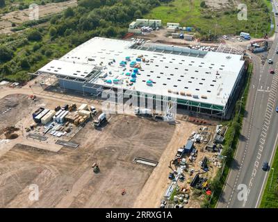 Pontyclun, pays de Galles - 7 septembre 2023 : vue drone d'un nouveau supermarché en construction pour Sainsburys dans le sud du pays de Galles. Banque D'Images