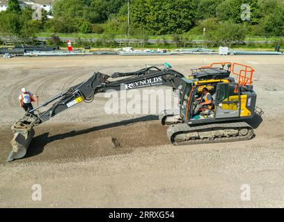 Pontyclun, pays de Galles - 7 septembre 2023 : vue par drone d'une excavatrice grattant le sol pour préparer le parking d'un nouveau supermarché dans le sud du pays de Galles Banque D'Images