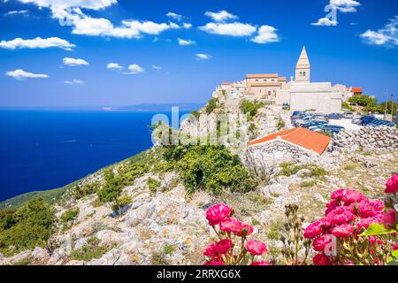 Ville côtière Adriatique de Lubenice sur le rocher, île de Cres, archipel de Croatie Banque D'Images