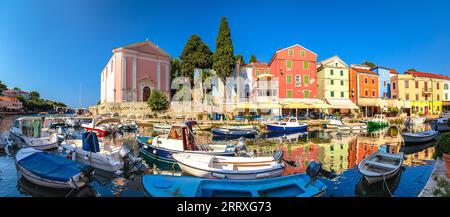 Ville de Veli Losinj port vue panoramique colorée, île de Losinj, archipel de Croatie Banque D'Images