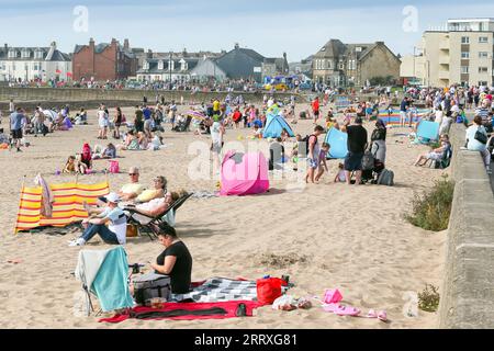 Troon, Royaume-Uni. 08 septembre 2023. La température élevée prévue a encouragé les gens à profiter de la plage de Troon. Crédit : Findlay/Alamy Live News Banque D'Images