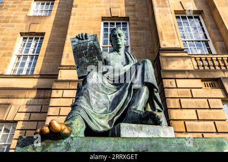 Édimbourg, Royaume-Uni. 09 septembre 2023 photo : après près de dix ans de la statue de David Hume sur le Royal Mile d’Édimbourg recouverte d’autocollants, le Conseil d’Édimbourg a nettoyé la statue du philosophe né à Édimbourg. La statue de David Hume (1711-1766) érigée devant la haute Cour de la ville a été sculptée par Alexander Stoddart en 1997. Crédit : Rich Dyson/Alamy Live News Banque D'Images