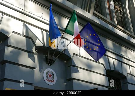 Non exclusif : ODESA, UKRAINE - 7 SEPTEMBRE 2023 - les drapeaux de l'Ukraine, de l'Italie et de l'UE (de G à D) sont représentés lors de l'ouverture du Consul honoraire Banque D'Images