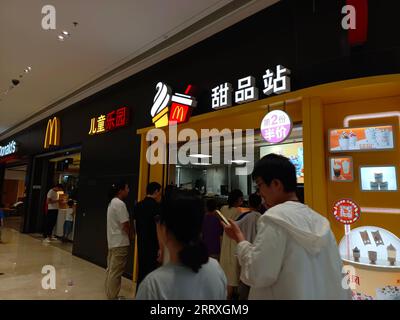 SUQIAN, CHINE - le 9 SEPTEMBRE 2023 - les clients magasinent dans une station de desserts McDonald's à Suqian, dans la province du Jiangsu, en Chine, le 9 septembre 2023. Banque D'Images