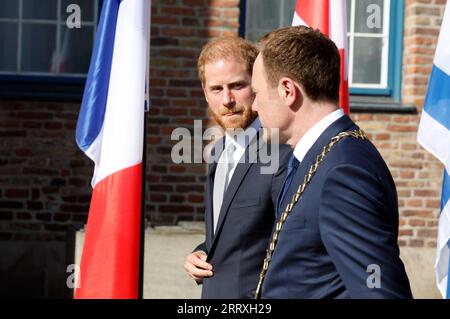 Prinz Harry und Stephan Keller beim Besuch des Rathauses zum Eintrag ins Goldene Buch der Stadt, anlässlich der Eröffnung der Invictus Games Düsseldorf 2023. Düsseldorf, 09.09.2023 Banque D'Images