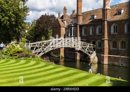 Le célèbre pont mathématique au-dessus de la rivière Cam au Queens College à Cambridge, pris le 15 août 2023. Banque D'Images