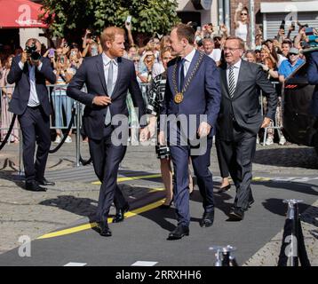 09.09.2023. Düsseldorf. Prinz Harry, Herzog von Sussex, Bundesverteidigungsminister Boris Pistorius (hinten rechts BEI der Ankunft und Begrüßung auf d Banque D'Images