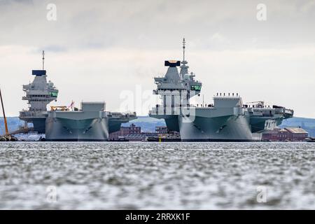 Les porte-avions Queen Elizabeth de la Royal Navy, HMS Queen Elizabeth et HMS Prince of Wales, ensemble à Portsmouth. Banque D'Images