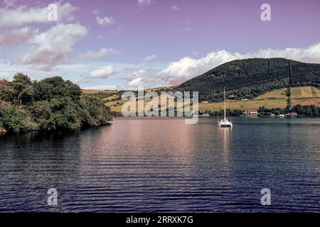 White Emissary : un bateau solitaire sur les eaux énigmatiques du Loch Ness Banque D'Images