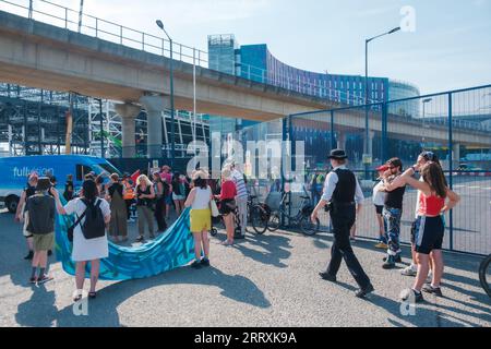 Londres, Royaume-Uni. 09 septembre 2023. Membre de XR Occupy et bloquer l'entrée est du centre Excel de Londres pour arrêter la foire aux armes DSEI ; malheureusement, faute de chiffres, ils n'ont pas eu autant de succès qu'ils le seraient normalement, Londres, Royaume-Uni, 09/09/2023 Ehimetalor Unuabona/Alamy Live News crédit : Ehimetalor Unuabona/Alamy Live News Banque D'Images