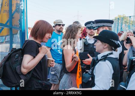 Londres, Royaume-Uni. 09 septembre 2023. Membre de XR Occupy et bloquer l'entrée est du centre Excel de Londres pour arrêter la foire aux armes DSEI ; malheureusement, faute de chiffres, ils n'ont pas eu autant de succès qu'ils le seraient normalement, Londres, Royaume-Uni, 09/09/2023 Ehimetalor Unuabona/Alamy Live News crédit : Ehimetalor Unuabona/Alamy Live News Banque D'Images