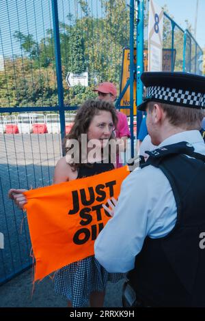 Londres, Royaume-Uni. 09 septembre 2023. Membre de XR Occupy et bloquer l'entrée est du centre Excel de Londres pour arrêter la foire aux armes DSEI ; malheureusement, faute de chiffres, ils n'ont pas eu autant de succès qu'ils le seraient normalement, Londres, Royaume-Uni, 09/09/2023 Ehimetalor Unuabona/Alamy Live News crédit : Ehimetalor Unuabona/Alamy Live News Banque D'Images