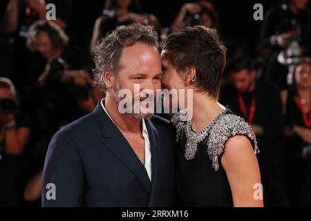 Maggie-Gyllenhaal et Peter-Sarsgaard assistent au tapis rouge du film « mémoire » au 80e Festival International du film de Venise le 08 septembre 2023 Banque D'Images