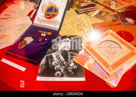 Portrait de Yuriy Gagarine et un disque de musique écouté par les astronautes russes avant le décollage, au Museo Ruso, Málaga, Espagne Banque D'Images