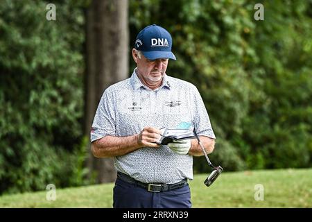 08 septembre 2023 : Rod Pampling de l'Australie vérifie son carnet de notes et ses notes avant de se lancer sur le cinquième trou lors de la première manche de l'Ascension Charity Classic qui s'est tenue au Norwood Hills Country Club à Jennings, Mo Richard Ulreich/CSM Banque D'Images