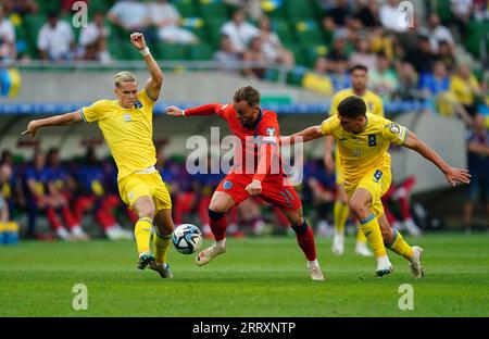 L'Anglais James Maddison (au centre) en action avec les Ukrainiens Mykhailo Mudryk (à gauche) et Georgiy Sudakov lors du match de qualification UEFA Euro 2024 du Groupe C à la Tarczynski Arena de Wroclaw, en Pologne. Date de la photo : Samedi 9 septembre 2023. Banque D'Images