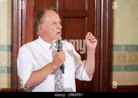 Michael Crick au déjeuner littéraire The Oldie 05-09-23. Le National Liberal Club ; Londres; Banque D'Images