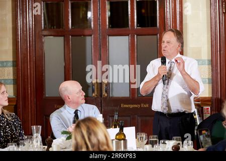 Michael Crick au déjeuner littéraire The Oldie 05-09-23. Le National Liberal Club ; Londres; Banque D'Images