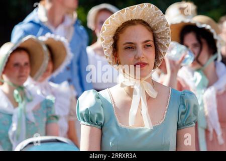 Bath, Royaume-Uni. 9 septembre 2023. Les fans de Jane Austen sont photographiés en train de prendre part à la célèbre Promenade costumée Grand Regency. La Promenade, qui fait partie du festival Jane Austen, est une procession à travers les rues de Bath et les participants qui viennent du monde entier s'habillent en costume du 18e siècle. Crédit : Lynchpics/Alamy Live News Banque D'Images