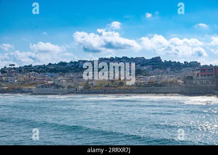 Chiaiolella vu de l'île de Vivara à Procida , province de Naples, Italie Banque D'Images