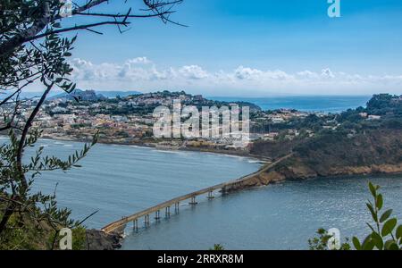 Chiaiolella vu de l'île de Vivara à Procida , province de Naples, Italie Banque D'Images