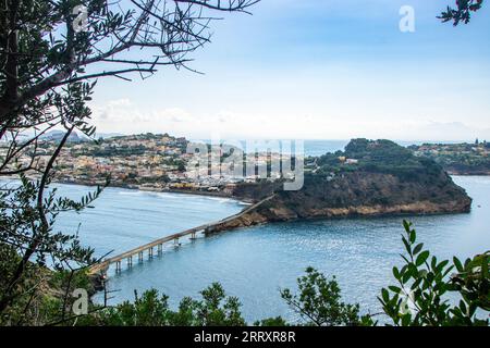 Chiaiolella vu de l'île de Vivara à Procida , province de Naples, Italie Banque D'Images