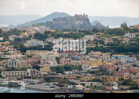 Chiaiolella vu de l'île de Vivara à Procida , province de Naples, Italie Banque D'Images