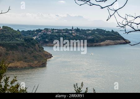 Chiaiolella vu de l'île de Vivara à Procida , province de Naples, Italie Banque D'Images