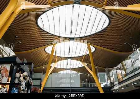 MADRID, ESPAGNE - 24 août 2023 : détail architectural des plafonds et des puits de lumière du terminal T4 Adolfo Suarez aéroport Madrid Barajas. Banque D'Images