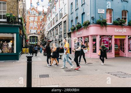 LONDRES, Royaume-Uni - 27 août 2019 : vue sur Carnaby Street. C'est une rue commerçante piétonne à Soho dans la Cité de Westminster. Banque D'Images