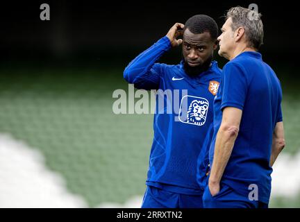 DUBLIN - Lutsharel Geertruida et le docteur Edwin Goedhart lors de l'entraînement à la préparation des qualifications pour le Championnat d'Europe de l'équipe néerlandaise contre l'Irlande à Dublin. Après la victoire de 3-0 contre la Grèce, l'équipe néerlandaise est à la deuxième place du groupe, l'Irlande est numéro 4. ANP KOEN VAN WEEL Banque D'Images