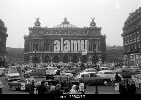 Straßenverkehr vor der Pariser Oper, 1962. Circulation devant l'Opéra de Paris, 1962. Banque D'Images