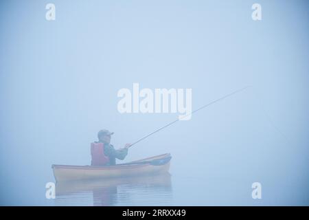 Scène de lac Adirondack Misty pendant le canoë dans les montagnes Adirondack de l'État de New York, États-Unis, Essex Chain Lakes près de Newcomb, NY, États-Unis. Banque D'Images