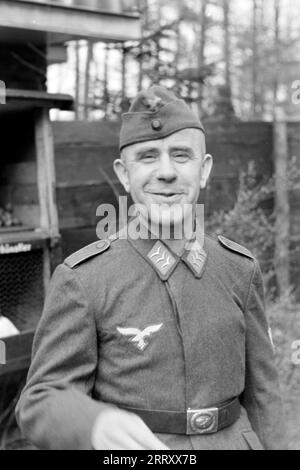 Porträt eines Obergefreiten der deutschen Luftwaffe im Dritten Reich, 1941. Portrait d'un caporal de lance dans l'armée de l'air allemande dans le troisième Reich, 1941. Banque D'Images