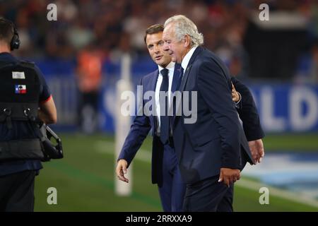 Paris, France. 9 septembre 2023. Le président de World Rugby Bill Beaumont (à droite) et le président français Emmanuel Macron partagent un moment lors de la cérémonie d’ouverture avant le match de la coupe du monde de Rugby 2023 au Stade de France, à Paris. Le crédit photo devrait être : Paul Thomas/Sportimage crédit : Sportimage Ltd/Alamy Live News Banque D'Images