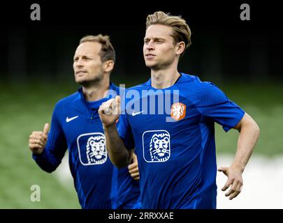 DUBLIN - Daley Blind et Frenkie de Jong lors de l'entraînement avant le championnat d'Europe des pays-Bas de qualification contre l'Irlande à Dublin. Après la victoire de 3-0 contre la Grèce, l'équipe nationale néerlandaise occupe la deuxième place du groupe, l'Irlande est numéro 4. ANP KOEN VAN WEEL Banque D'Images