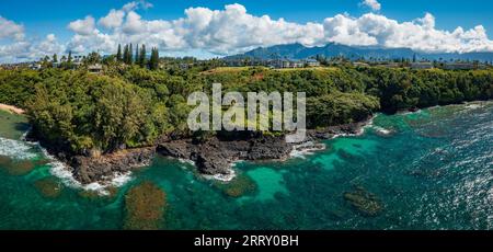 Vue aérienne au large de la côte ouest de Sealodge Beach à Princeville sur la côte nord de Kauai Banque D'Images